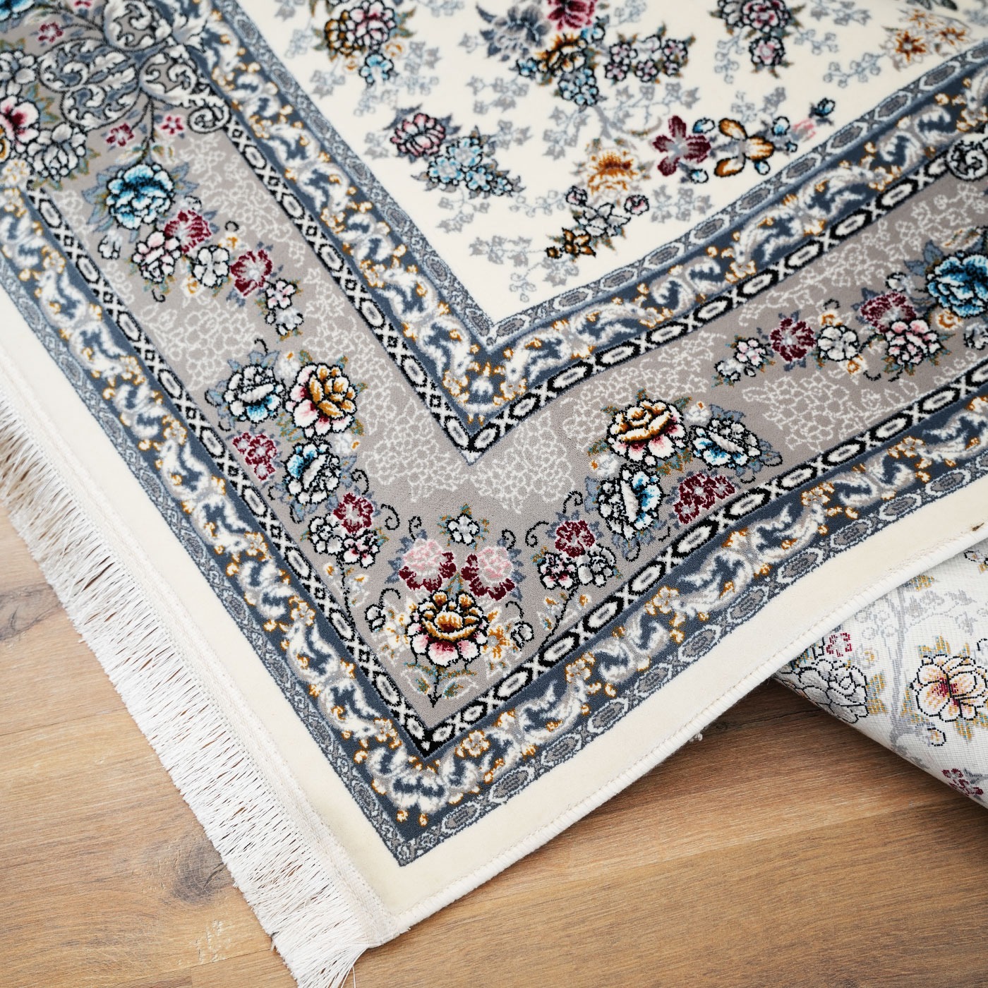 فرش ماشینی ۷۰۰ شانه تراکم ۲۵۵۰ طرح ژینوس کرم